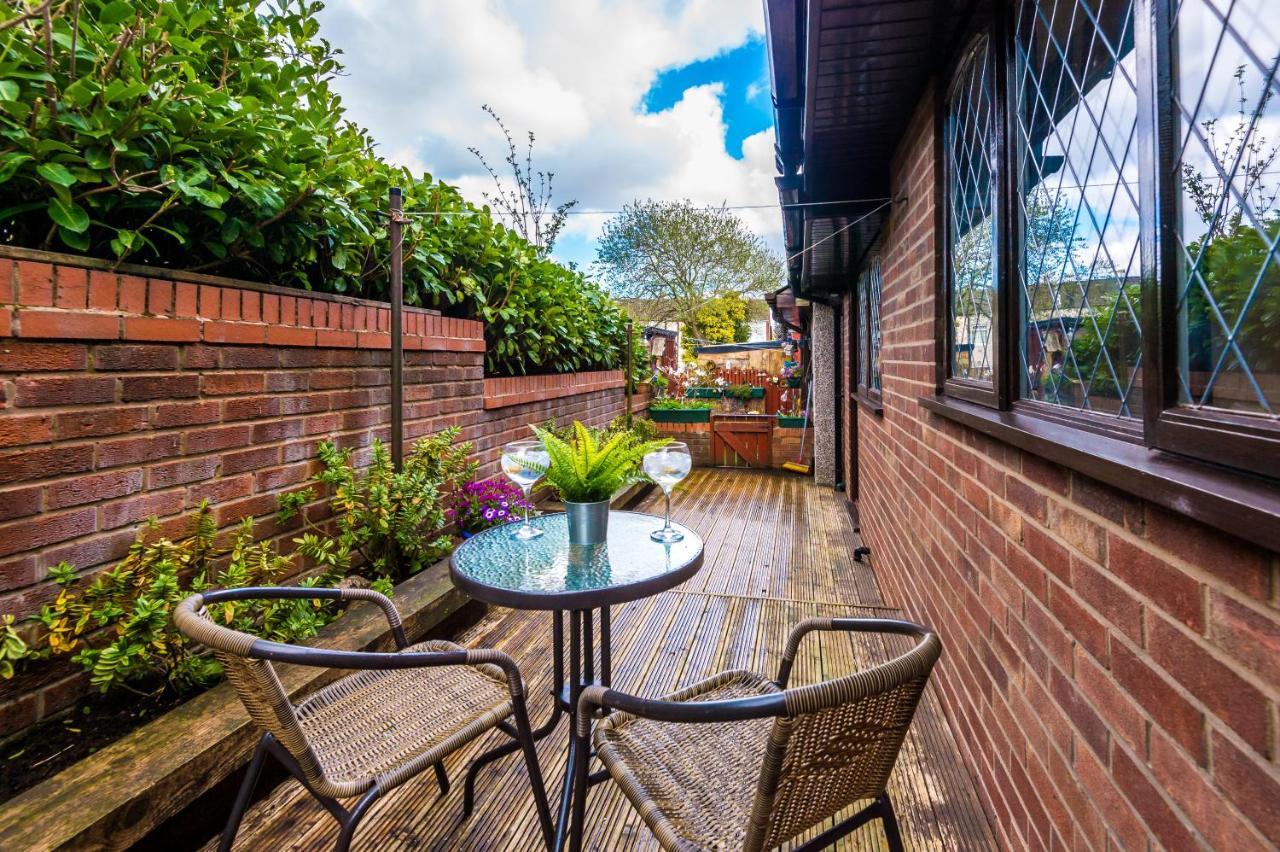 Sunshine Cottage By Happy Sunshine Stay Golborne Extérieur photo